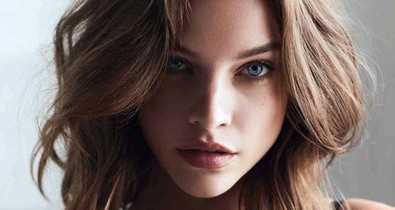 Palvin Barbara trükkös fehérneműben szexizik