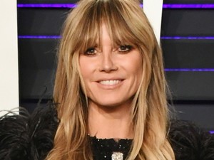 Húha! Heidi Klum levette a melltartóját, és egy apró bugyiban pózolt pasijának