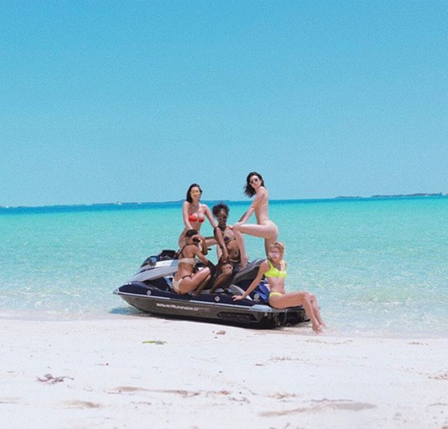 Kendall Jenner, Bella Hadid és barátnőik