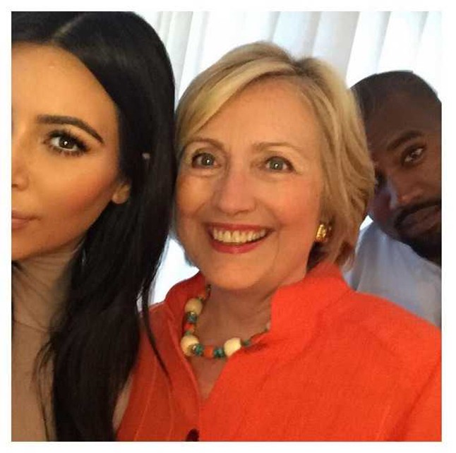 Kim Kardashian és Hilary Clinton, ki mondta, hogy a Kardashian-West család nem foglalkozik közéleti dolgokkal is?