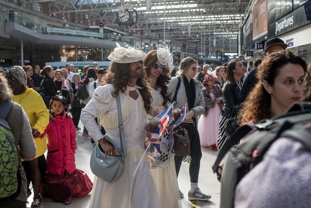 Előkelőségekhez méltóan öltözött mindenki