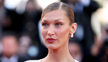 Bella Hadid köldökig kivágott pucérruhában tarolt, azonnal ellopta a show-t a cannes-i filmfesztiválon