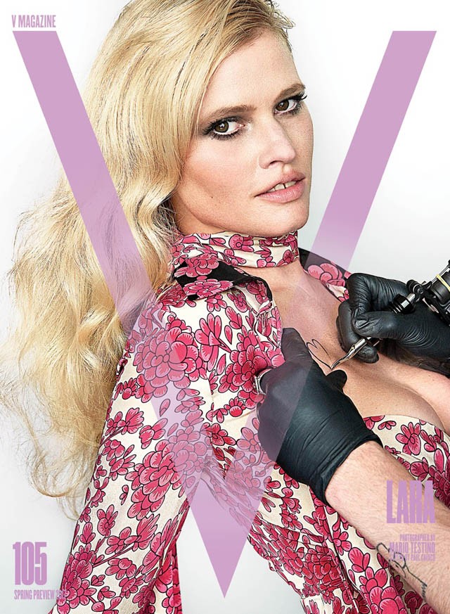 Lara Stone a V magazin címlapján tetoválással