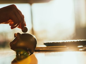 Így tudsz spórolni 2023-ban az emelkedő rezsik, díjak és járulékok mellett