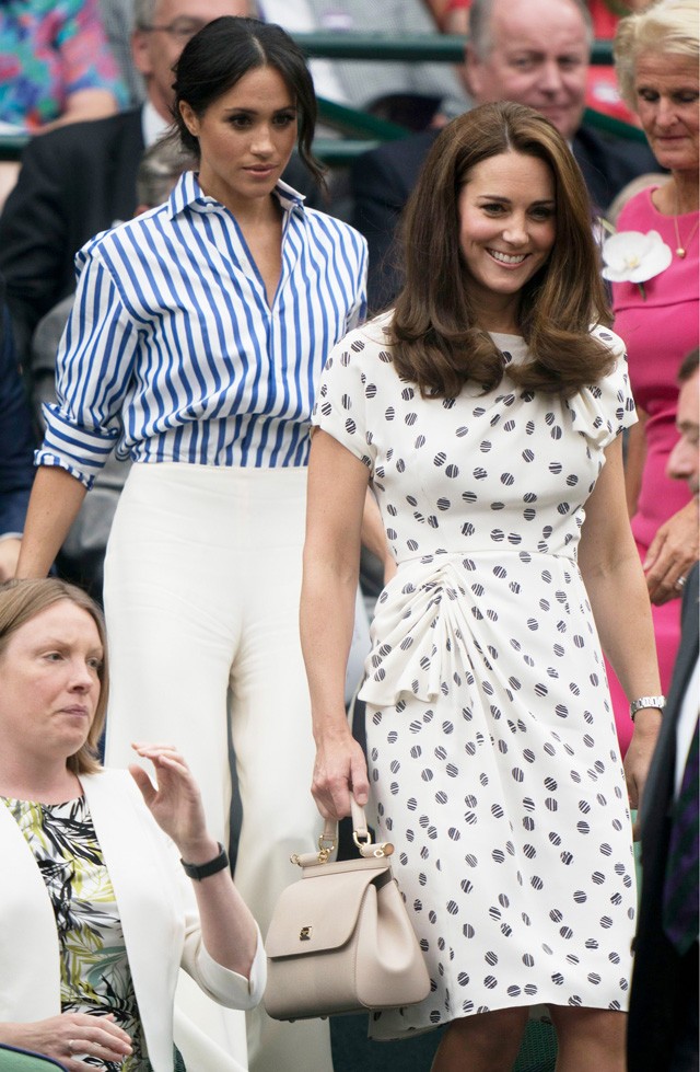 Örökre bevonult a divattörténetbe ez a hercegné-páros megjelenés. Katalin Jenny Packham ruhája igazi kedvenc.