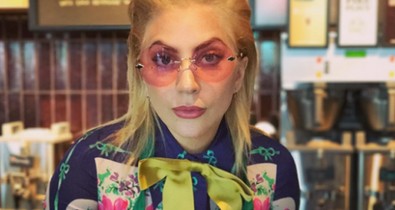 Lady Gaga tudja, hogyan járjon rajongói kedvében: ő a Starbucks új baristája!