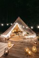 Glamping sátor a Bonami bútoraival, tárgyaival berendezve