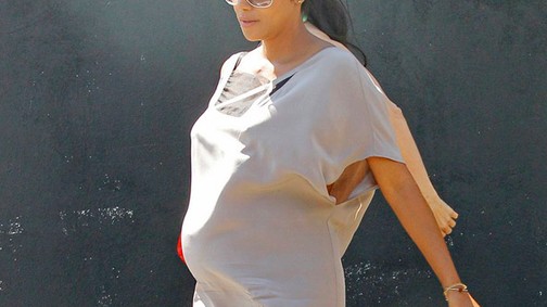 Nagyon gömbölyödik Halle Berry hasa