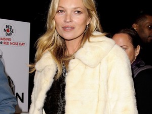 A topmodell ötven árnyalata - Kate Moss kötözős szexet olvas