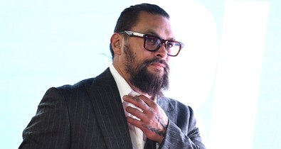 Jason Momoa a világ leglazább szettjében, pink lábkörmökkel jelent meg a Velencei Filmfesztivál vörös szőnyegén