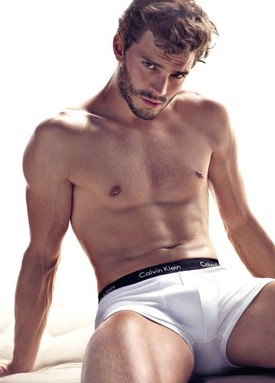 Aligha kell bemutatni Jamie Dornant, igen Mr. Grey a világhír előtt először zenei babérokra tört, majd elképesztően sikeres férfimodellként még a legendás Calvin Klein alsónacis reklámban is szerepet kapott. Modelléletének külön érdekessége, hogy a pletykák szerint egy rövid ideig Kate Moss toyboy-a is volt