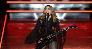 Madonna brutálisan nagyot esett a színpadon, vérbeli profiként reagált