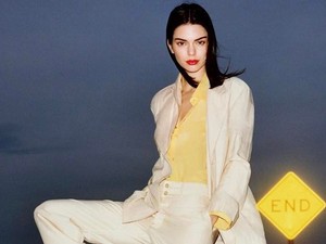 Kendall Jenner egy oversized pulcsiban romantikázott új pasijával!