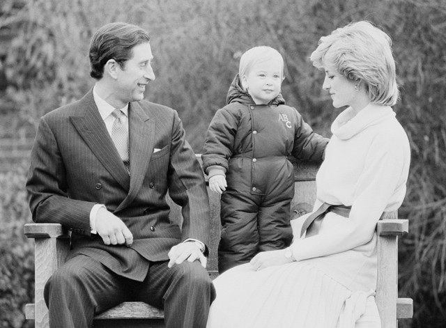 Diana hercegnő és Károly herceg 1983. december 14-én, Vilmos herceggel. 