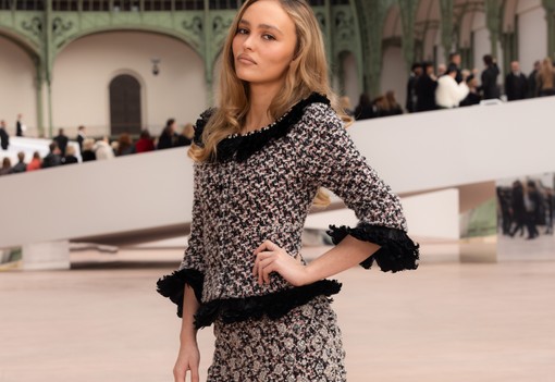 Kylie Jenner miniszoknyában parádézott, Dua Lipa éjkirálynőként tündökölt - íme a Chanel bemutató legizgalmasabb szettjei