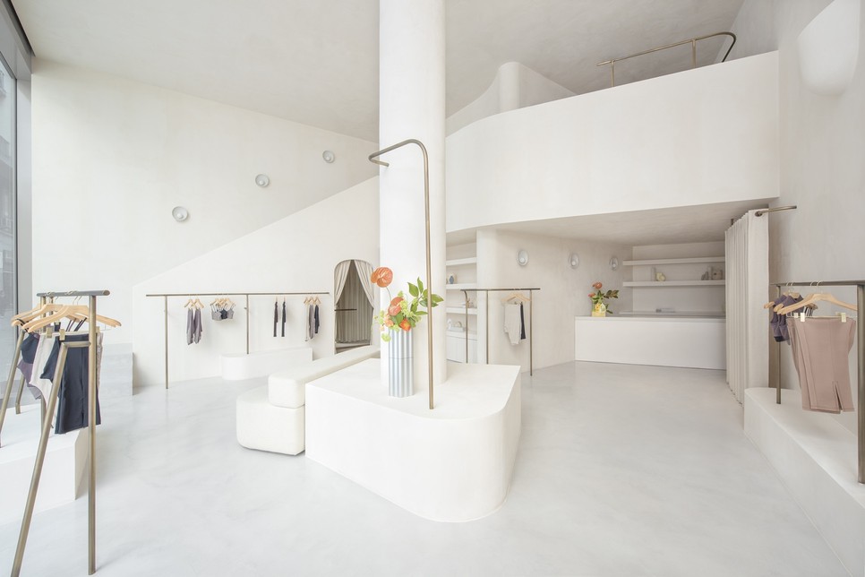 A Szervita téri AERON üzlete skandináv reduktív dizájnt alkalmazott harmonikus kőfalakkal és mimózasárga kiemelésekkel