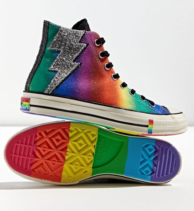 Mindenki ezekre a szivárványos cipőkre vadászik a nyáron