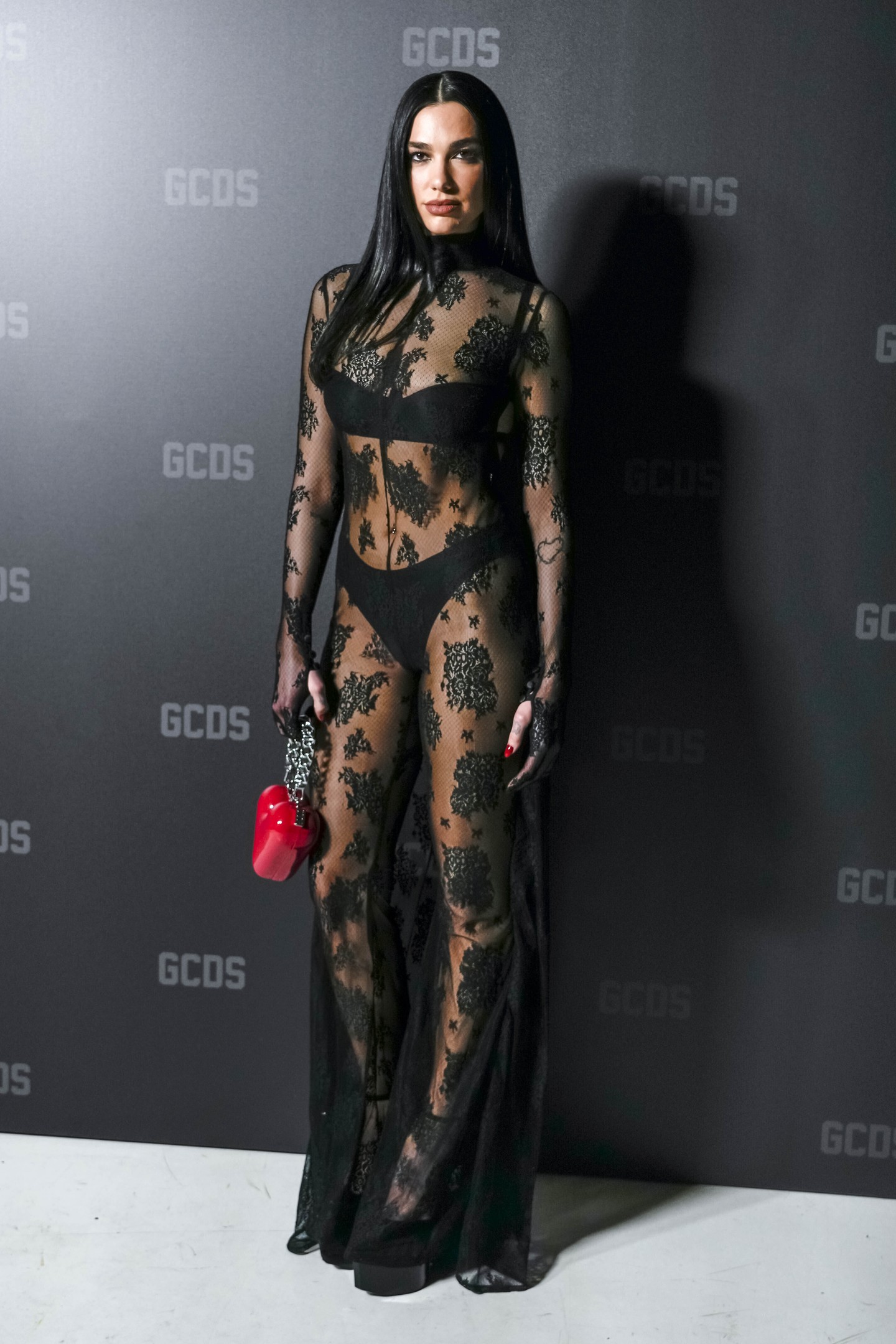 A 2023-as milánói divathéten alig takarta valami a testét: egy sejtelmes, fekete csipkeruhában érkezett a GDCS fashion show-jára. 