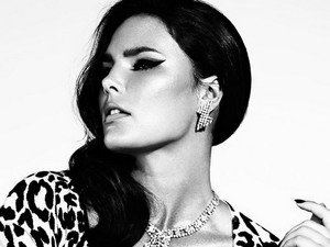 Címlapra vetkőzött a plus-size modell