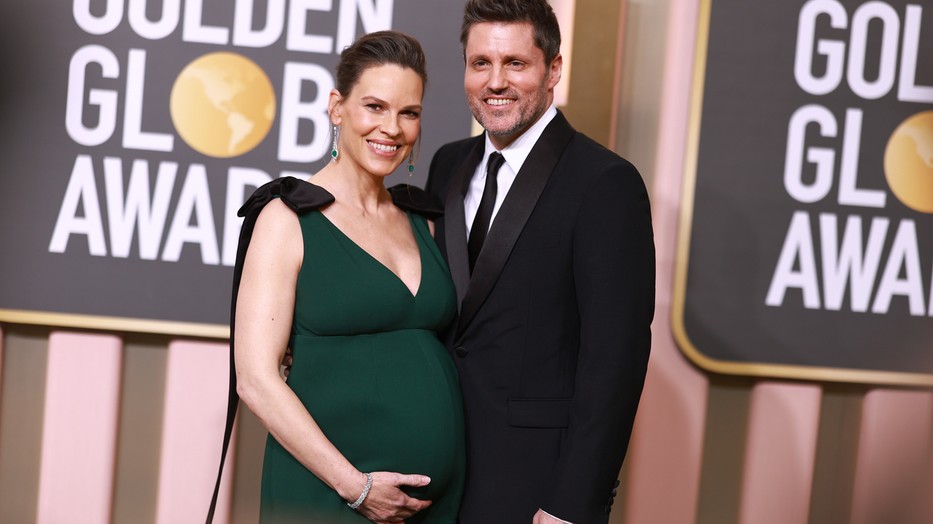 Hilary Swank és férje, Philip Schneider a 2023-as Golden Globe-díjátadón
