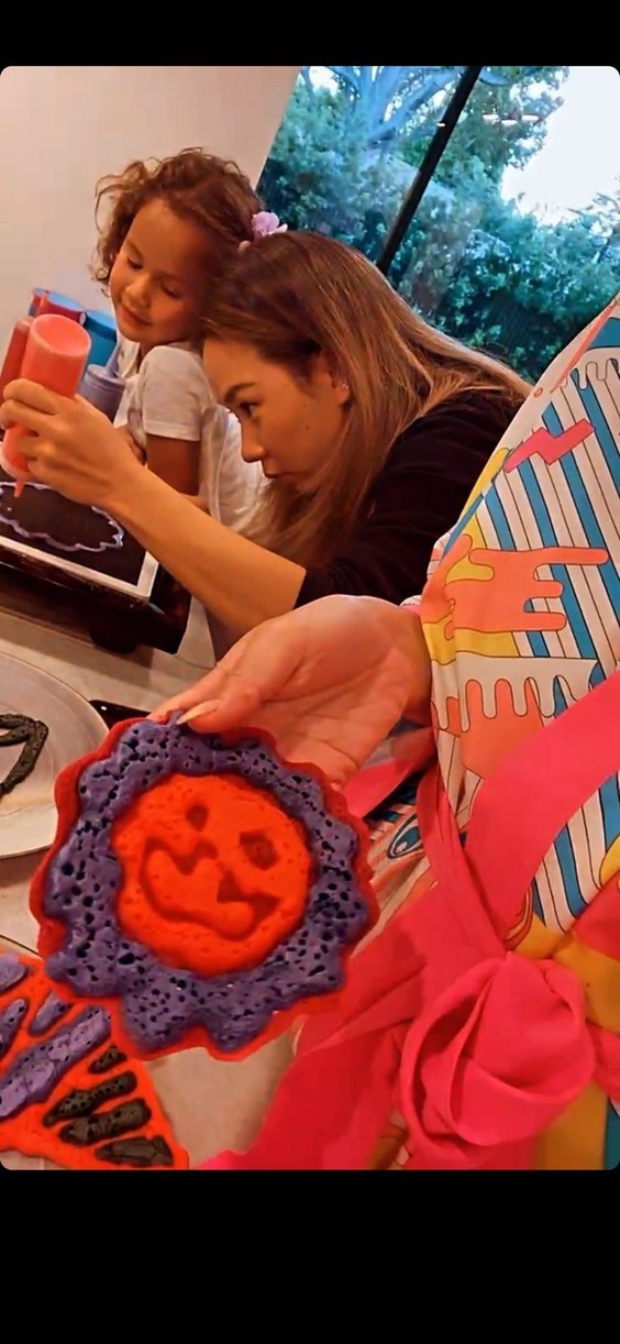 Chrissy Teigen sütögetős videókkal tér vissza Instagramra