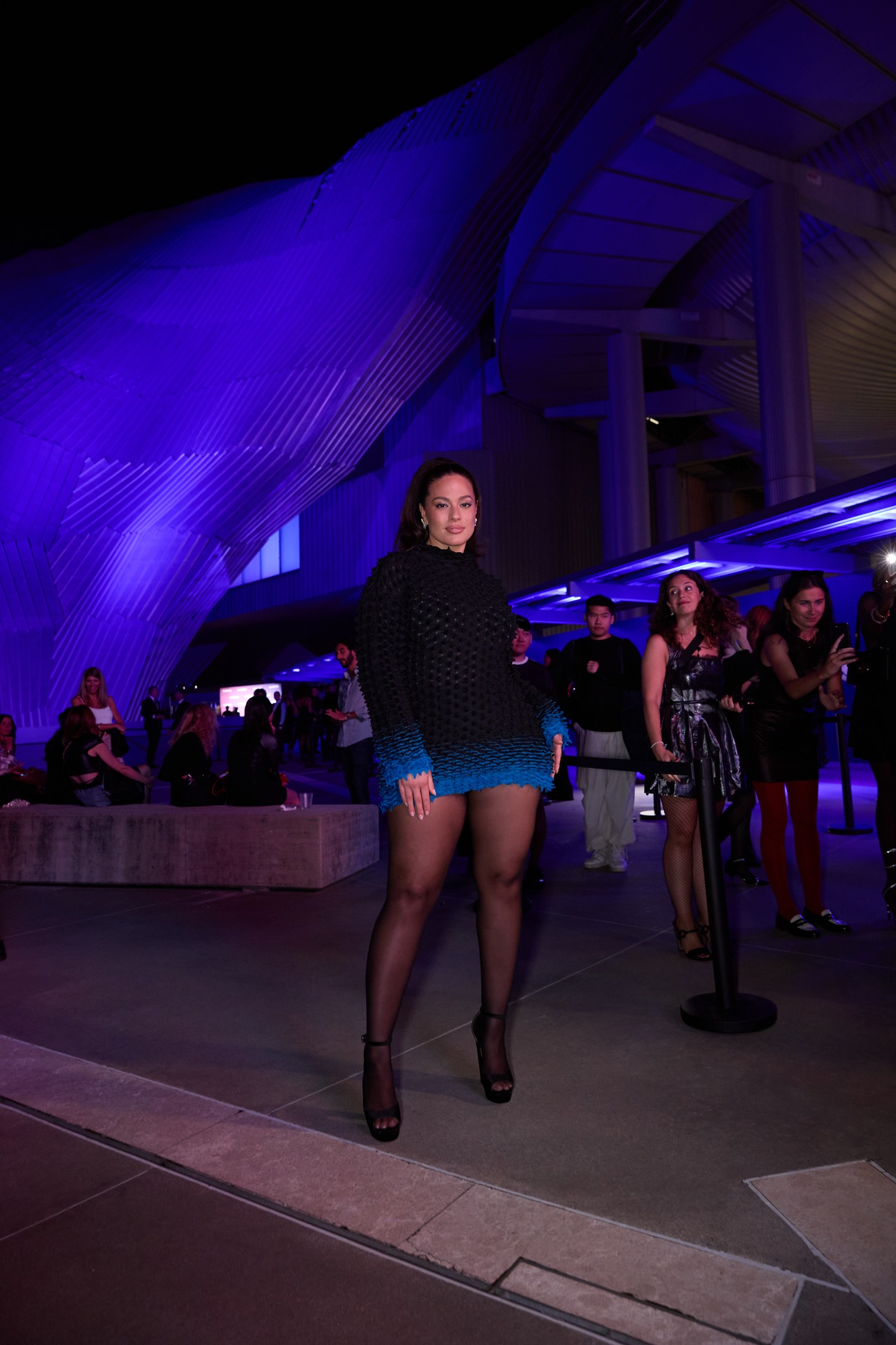 Ashley Graham topmodell egy klasszikus fekete harisnyát választott a különleges miniruhájához