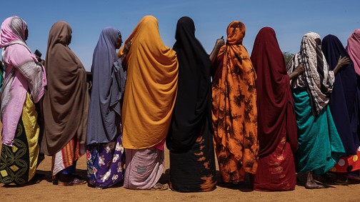 „A lepedő vértől csatakos. A kislány egyre csak sikít. Hangja a szívemig hatol” - Legalább 200 millió nő él csonkított nemiszervvel - de miért olyan nehéz megszüntetni?