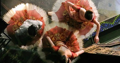 Az Operaház kulisszáiból tudósít a spicc-cipők és tütük világáról Czank Lívia újságíró, mi pedig nem tudunk betelni vele!