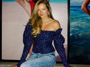 Nem tudjuk eldönteni, hogy elölről, vagy hátulról látjuk Mihalik Enikőt ezen a fotón!