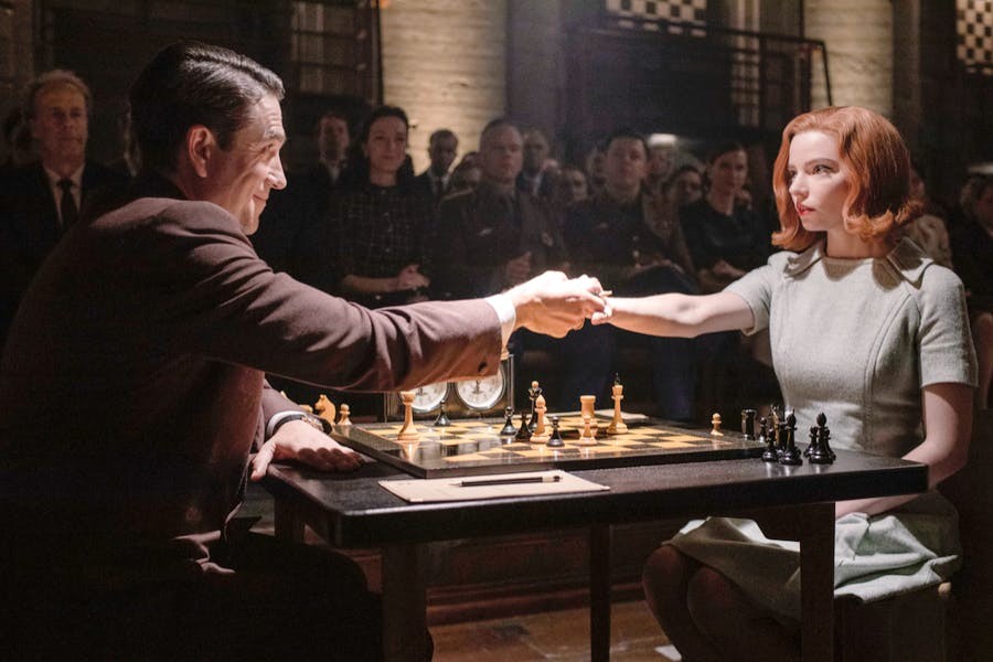 A vezércsel - Az év egyik legtöbbet emlegetett sorozata, a fiatal sakkbajnok lány tragikus és különös története, ami egy egész világot hozott lázba a sakk iránt.