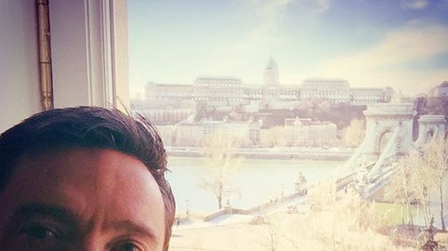 Hugh Jackman tökéletes Budapest-szelfijét máris imádják a magyarok