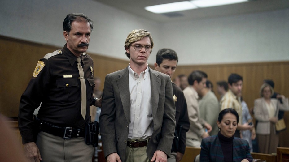 Evan Peters Golden Globe-ot kapott Jeffrey Dahmer megformálásáért