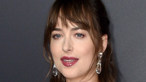 Dakota Johnson fekete pöttyös ruhája a gardróbunk kötelező eleme lesz
