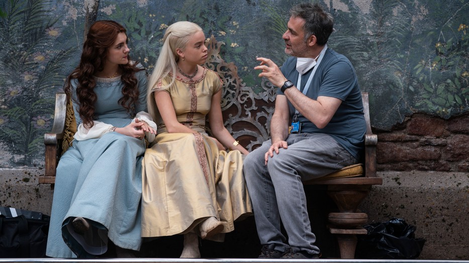 A Sárkányok házában fontos szerepet kap a patriarchális társadalom kritikája