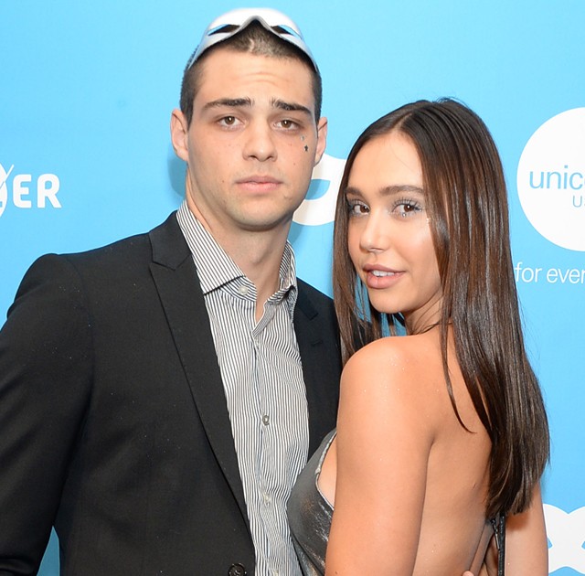 Immár hivatalos! Noah Centineo és Alexis Ren egymást ölelgetve érkeztek a vörös szőnyegre