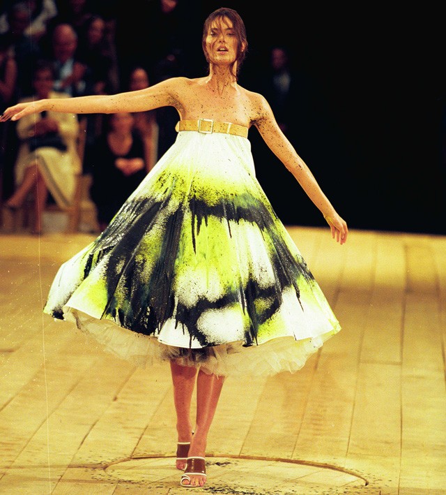 Shalom Harlow a No. 13. Alexander McQueen kollekció bemutatóján