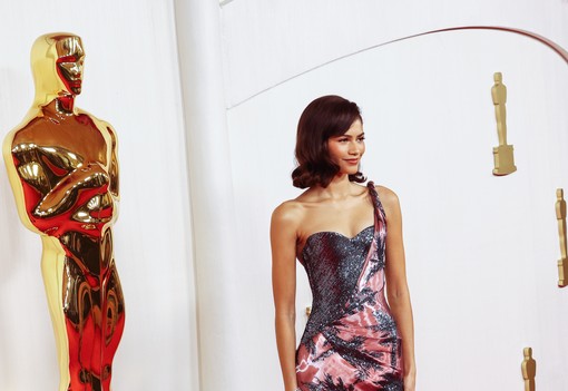 Florence Pugh pucérruhájától, Margot Robbie alakkövető szettjéig - mutatjuk a 2024-es Oscar-gála legelképesztőbb megjelenéseit