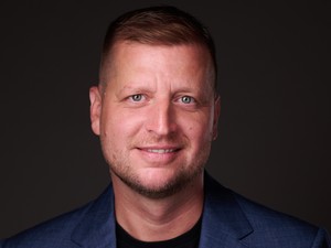 Plakátkészítéssel kezdte, milliárdos cégeket épített fel, mégsem szállt fejébe a siker