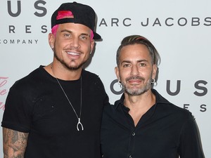Marc Jacobs egy őrületes eseményen kérte meg a párja kezét