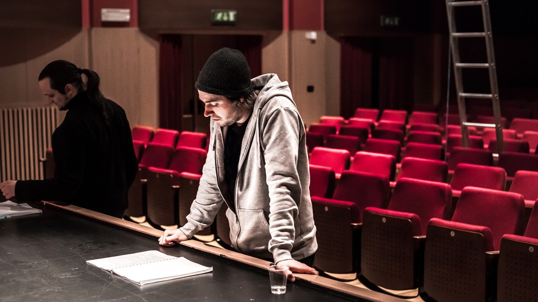 János egyszerre dolgozik színészként és coachként