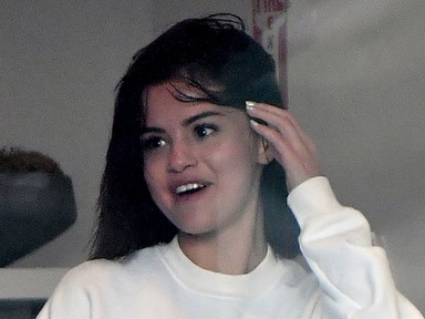 Selena Gomez olyan retró pólót húzott, hogy egyből a nosztalgiavonaton találod magad