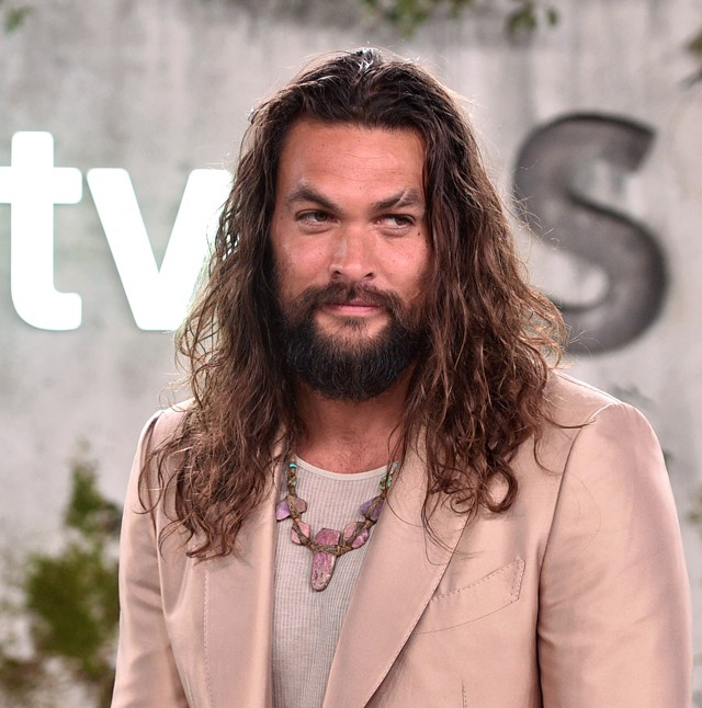 Jason Momoa világosrózsaszín fényes öltönyben is egy FÉRFIISTEN