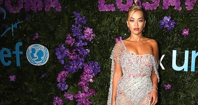 Rita Ora eszméletlen, szexi ruhában tért vissza a vörös szőnyegre