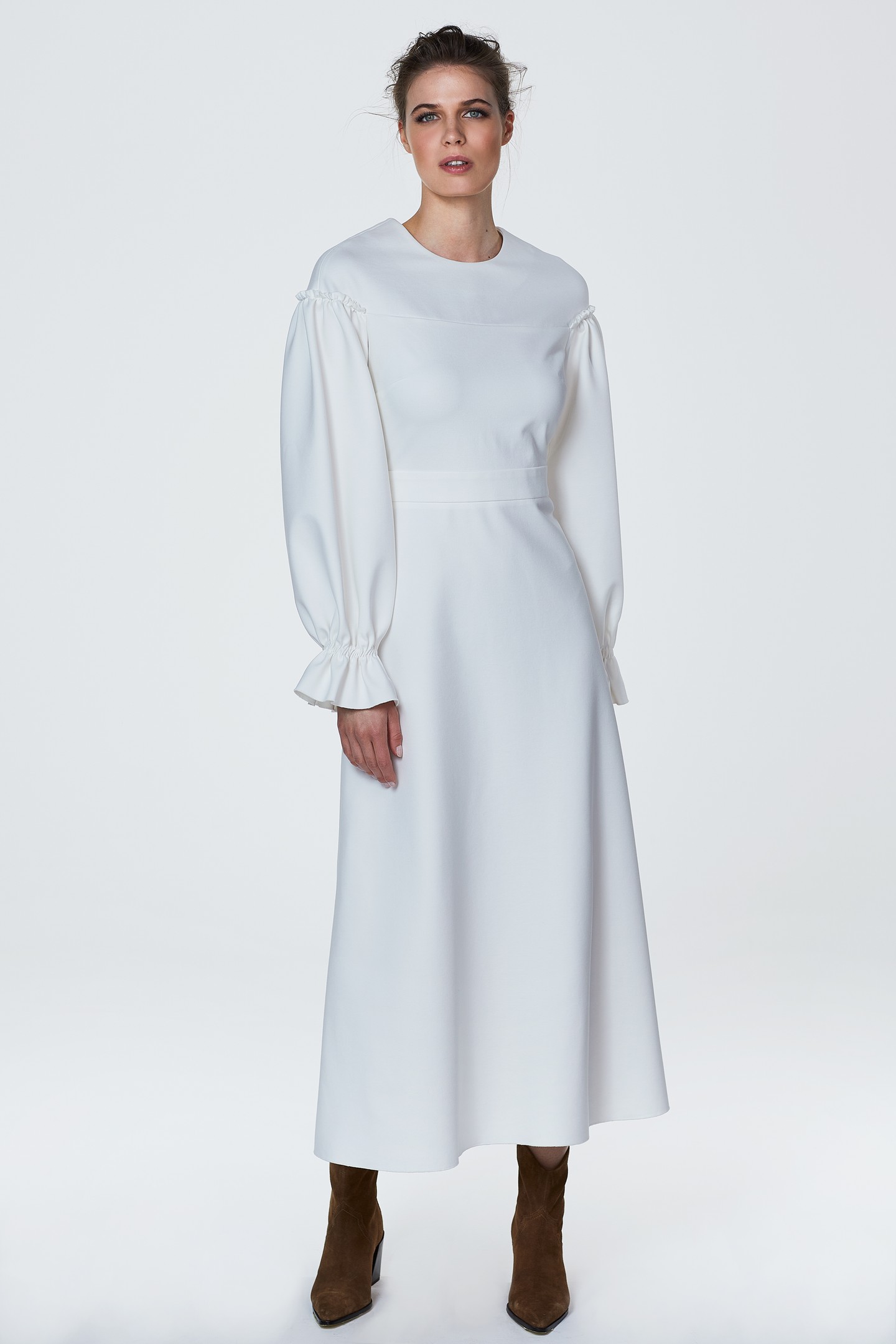 Kevés helyen találni ilyen jól kihasználható, sokféleképpen viselhető fehér ruhát