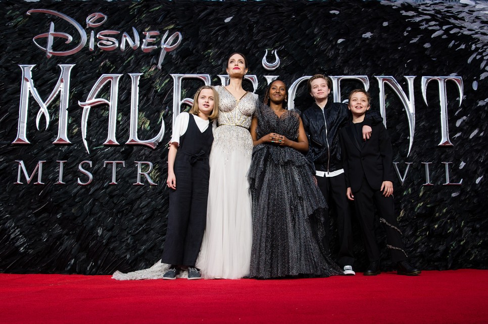 Vivienne, Zahara, Shiloh és Knox édesanyjukkal, Angelina Jolie-val a Demóna: A sötétség úrnője 2019-es premeirjén