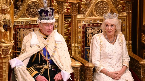 Szájról olvasó leplezte le Kamilla királyné és Károly király feszült pillanatát, ezért szidta le férjét a királyné a koronázáson