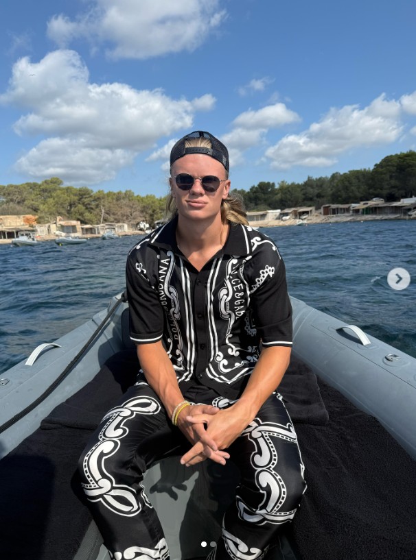 Haaland a Dolce&Gabbana márka egyik első számú rajongója - legyen szó laza vagy elegáns megjelenésről. 