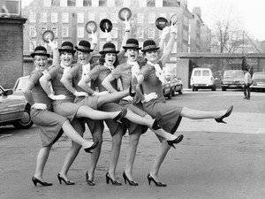 Tudod, ki tervezi a légiutaskísérők vagy a rendőrök egyenruháit? Izgalmas egyenruhák híres tervezőktől