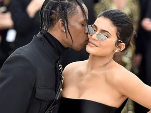 Hoppá! Kylie Jenner nem is Travis Scottal él együtt, hanem vele....