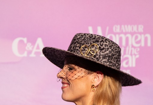 Igen, ez a nő itt tényleg Tóth Vera: az énekesnő káprázatos ruhában érkezett a GLAMOUR Women of the Year pink szőnyegére